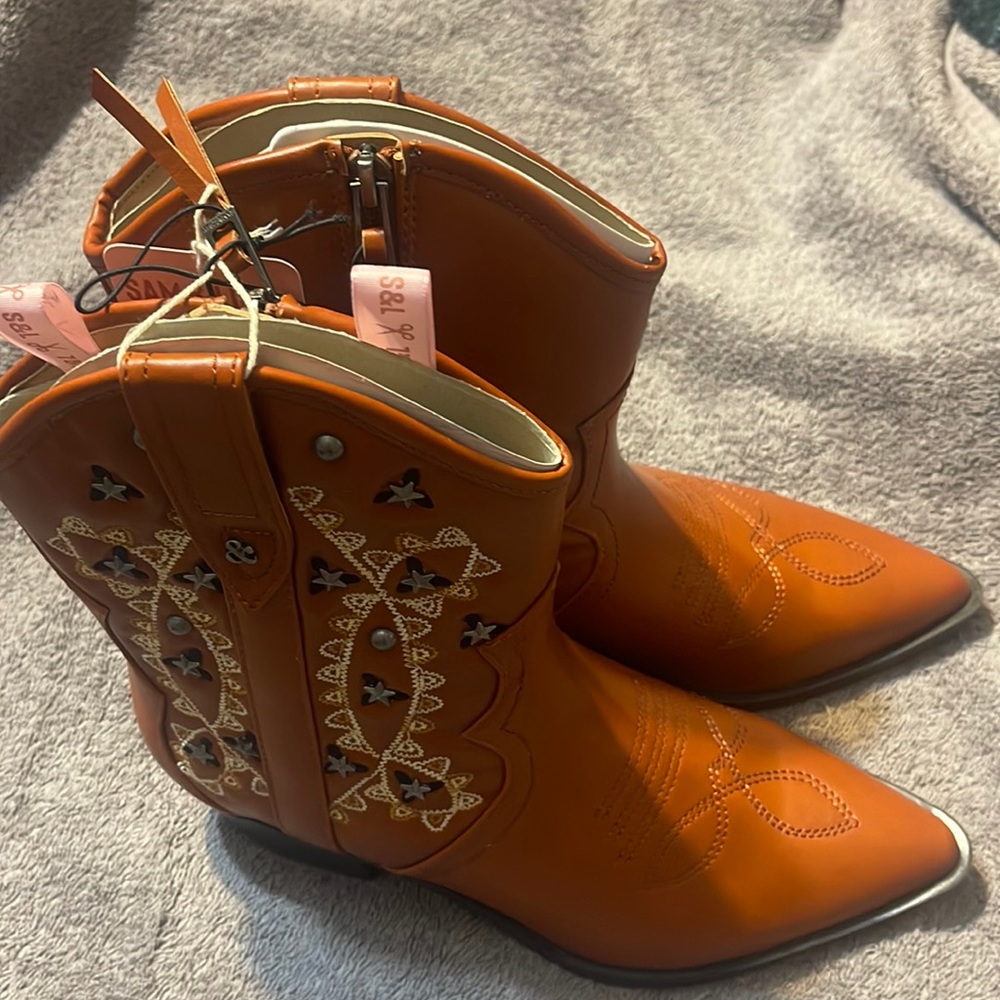 Nice rust color cowboy boots